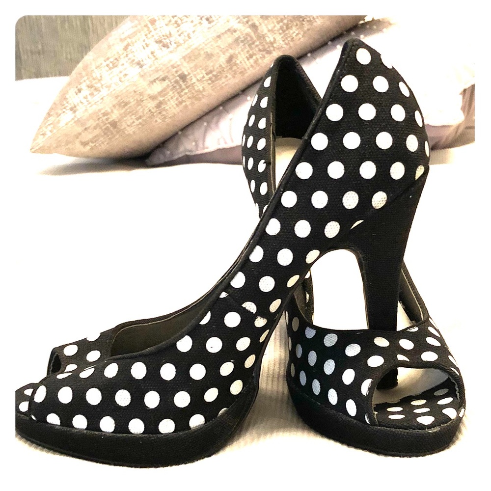 Retro look polkadot peep toe heel size 8 Dollhouse
